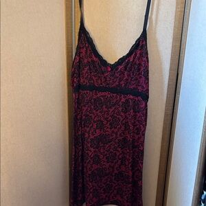 Elegant delta Burke Black and red Lace trim nighty 3x